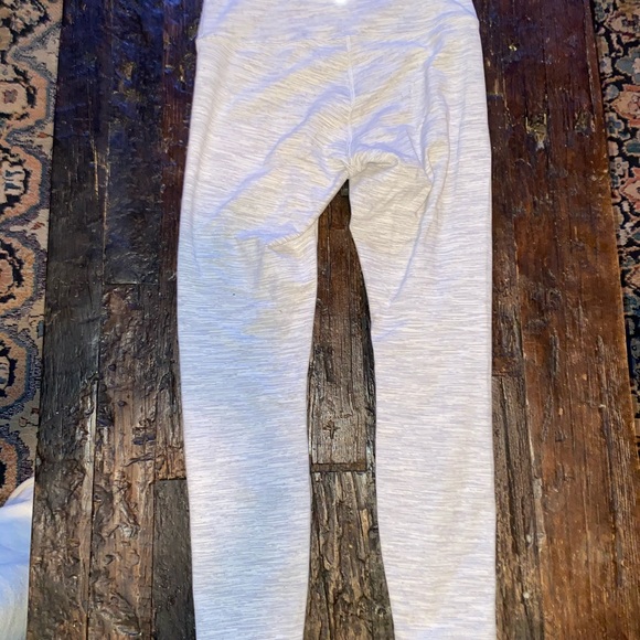 LULULEMON LEGGINGS 25” - Picture 2 of 4